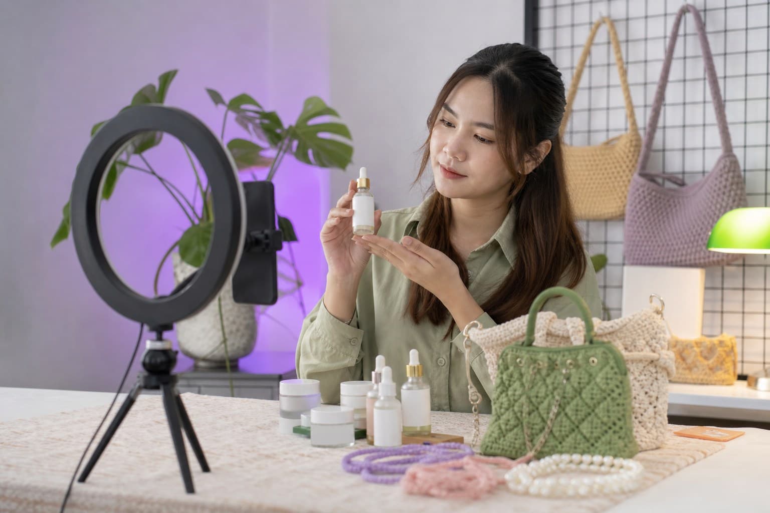 Seller memotret produknya sendiri sebelum ditayangkan